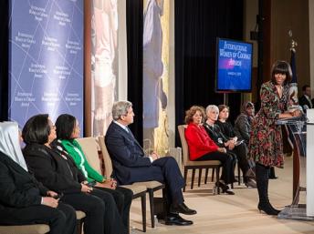 Pemberian penghargaan kepada orang yang melanggar Undang-Undang Vietnam merupakan tindakan yang salah